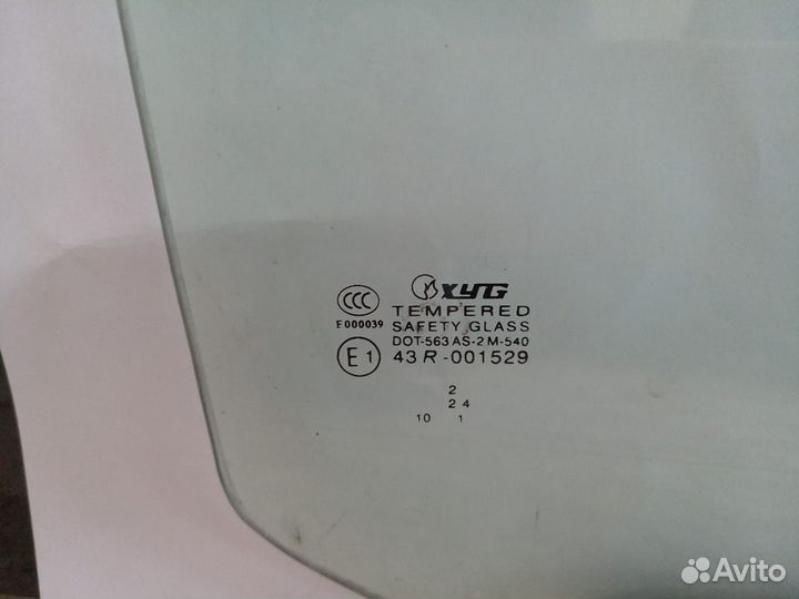 Стекло боковое переднее правое Toyota Land Cruiser