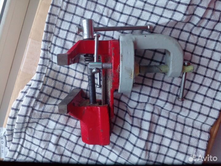 Тиски слесарные поворотные СССР настольные