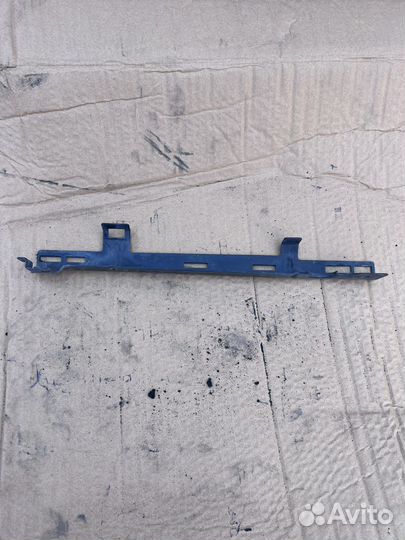 Кронштейн облицовки радиатора Scania 6 2333777