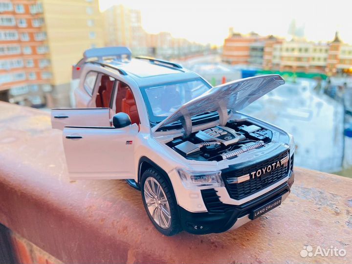 Модель металлическая Toyota Land Cruiser 300 Белый