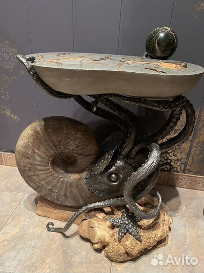 Палентологический стол из аммонита