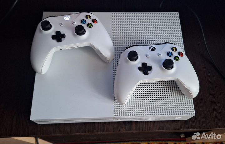 Xbox One s 2 геймпада 1tb