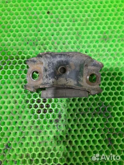 Крепление сайлентблока рычага подвески GM