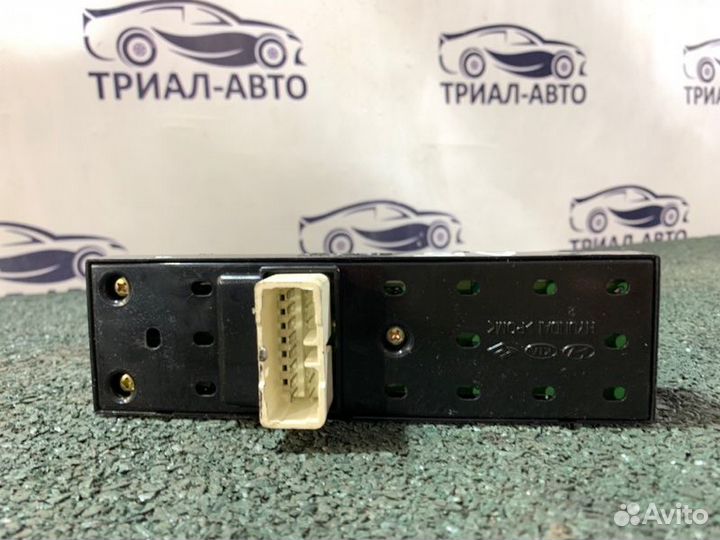 Блок кнопок стеклоподъемника Hyundai Tucson 1