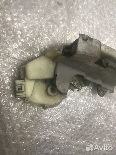 Замок двери передний правый Mitsubishi Galant EA1