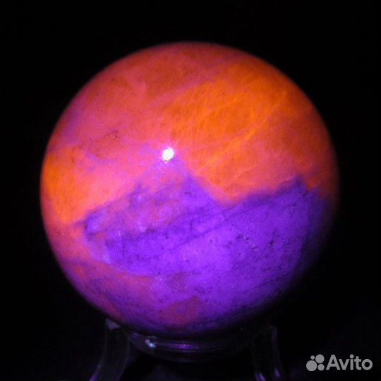 Шар из камня Гакманит Содалит Светится в уф