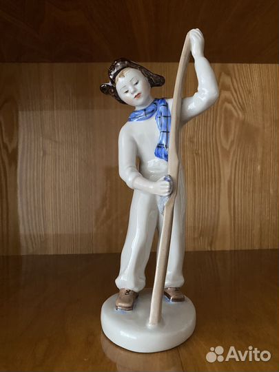 Фарфоровая статуэтка лфз 