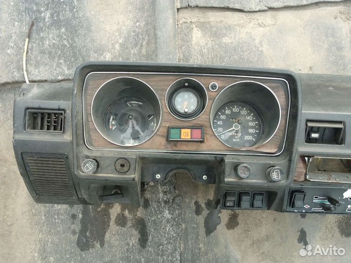 Панель приборов (торпедо) на Волгу