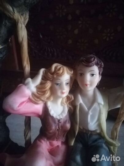 Статуэтка большая девушка и юноша на качелях 30с