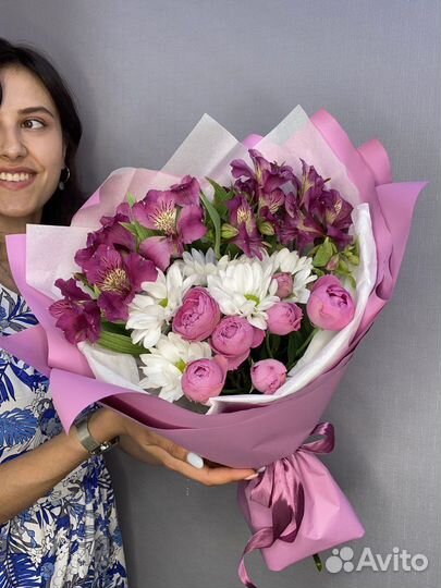 Букет из пионовидных роз и альстромерии