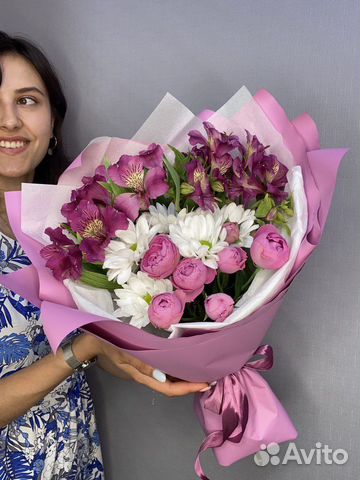 Букет из пионовидных роз и альстромерии