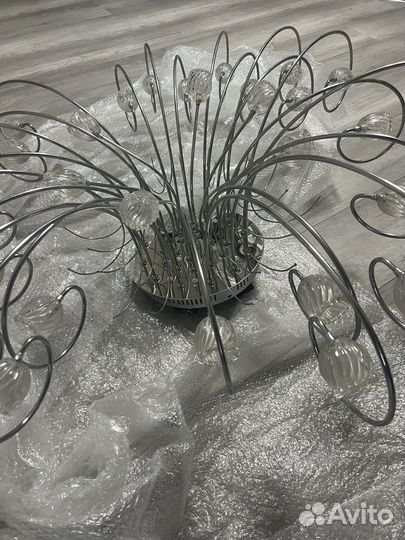 Большая люста с галогеновыми лампочками