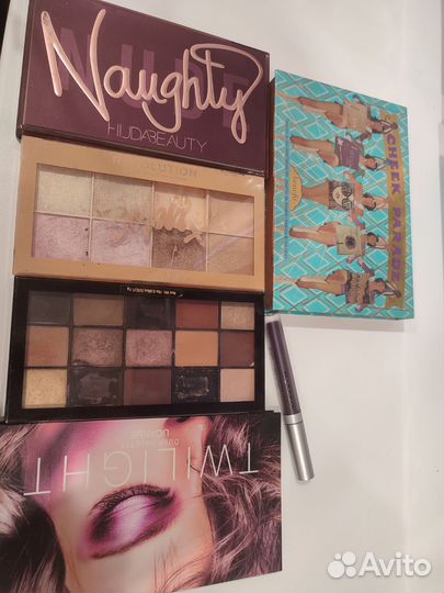 Палетки теней для макияжа benefit hudabeauty