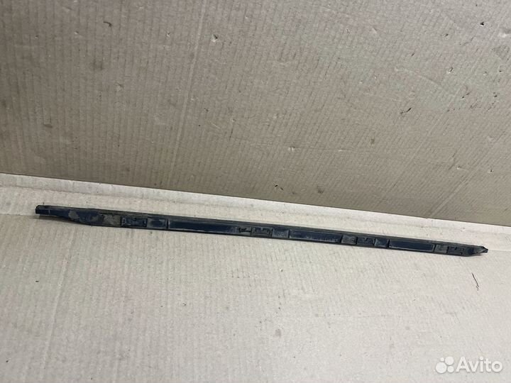 Уплотнитель внизу двери задней левой правой w204