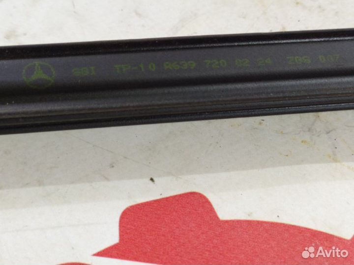Уплотнитель стекла двери передний правый Mercedes