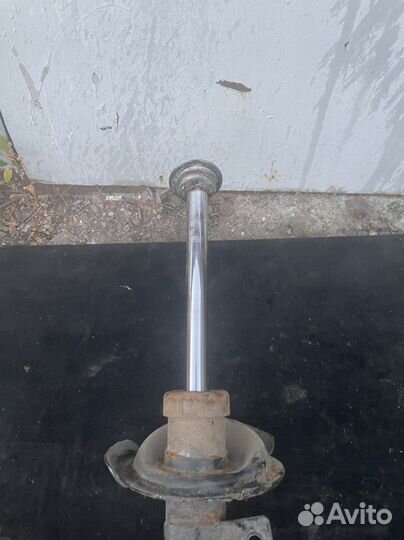 Амортизатор передний правый Форд Фокус 2