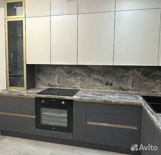 Кухня на заказ Бастони. Компактная угловая кухня