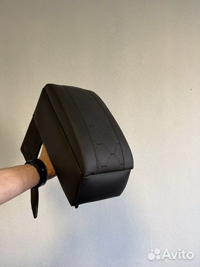 Подлокотник на авто