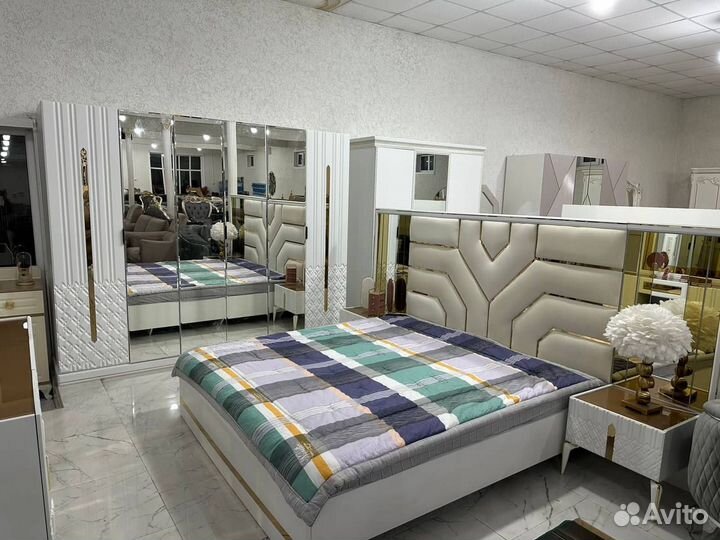 Спальный гарнитур Рианна