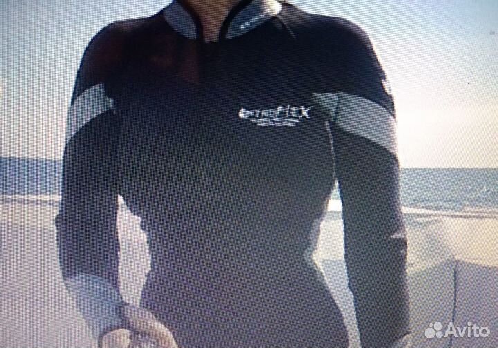 Гидрокостюмы женские и вешалка для костюмов