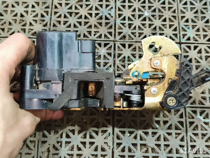 Замок задний левый Chevrolet Aveo T250