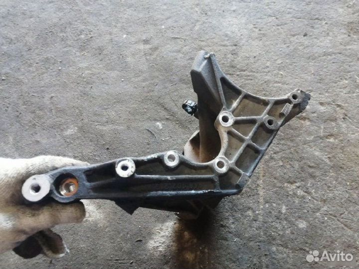 Кронштейн двигателя левый Porsche Cayenne 955