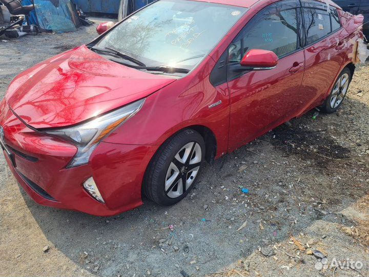 Полотно зеркала правое Toyota Prius ZVW55 2ZR-FXE