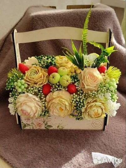 Букет в деревянном кашпо к любому празднику