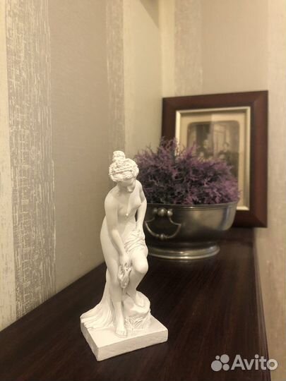 Статуэтка нимфы