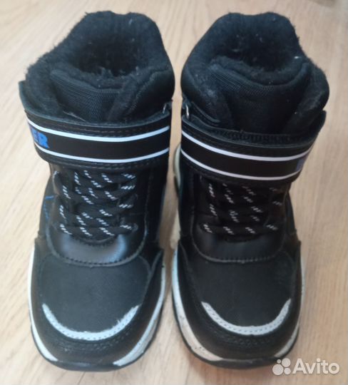 Продам демисезонные ботинки на мальчика 23