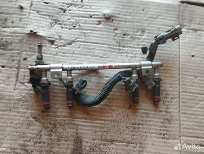 Топливная рампа с форсунками Chevrolet Niva 1.7
