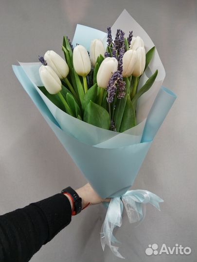 Букет из 9 белых тюльпанов с лавандой