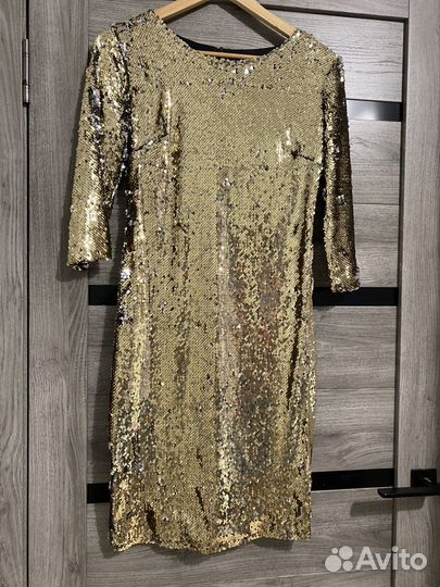 Платье с поетками
