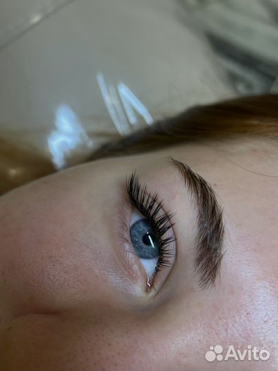 Мастер по наращиванию ресниц