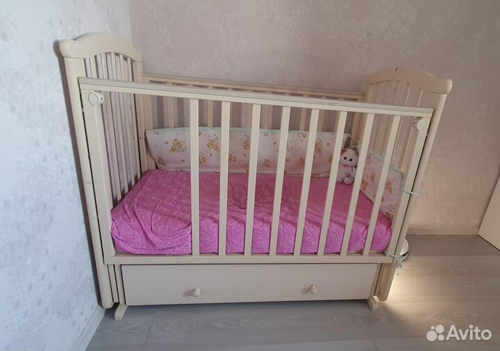 Детская кроватка с продольным маятником