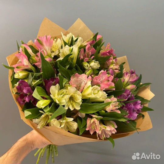 Букет из альстромерий в крафт упаковке