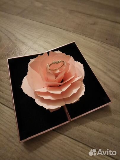 Коробочка упаковка для предложения или подарка