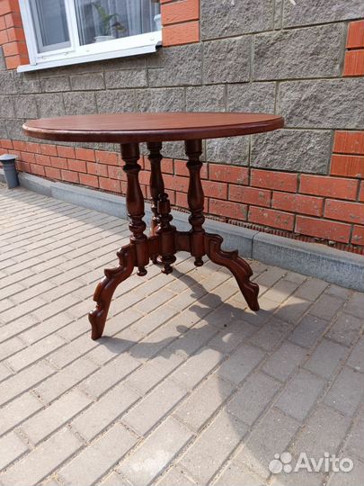 Круглый антикварный стол