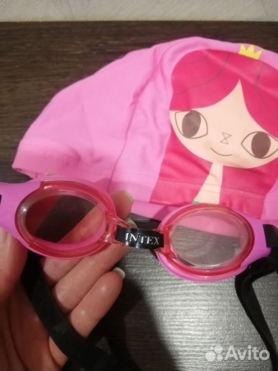 Очки и шапочка для плавания