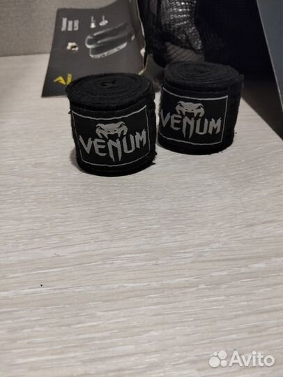 Боксерские перчатки и бинты. Капа