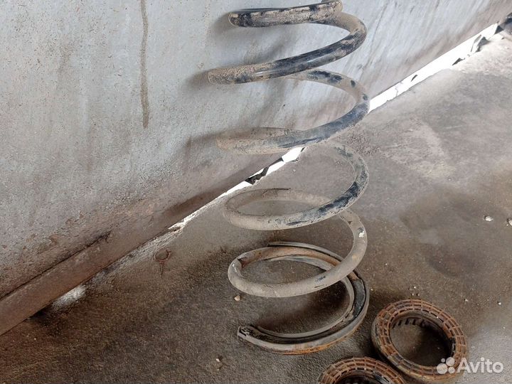 Пружина передняя правая Luxgen 7suv