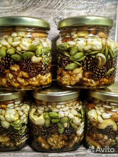 Мед с орехами и шишкой