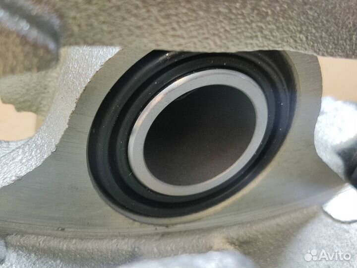 Mitsubishi Outlander XL суппорт задний