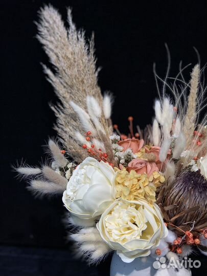 Композиция из сухоцветов и мыльных цветов