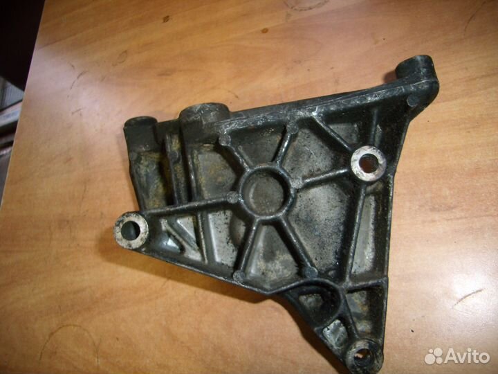 Опель зафира 2.0 TD кронштейн двигателя