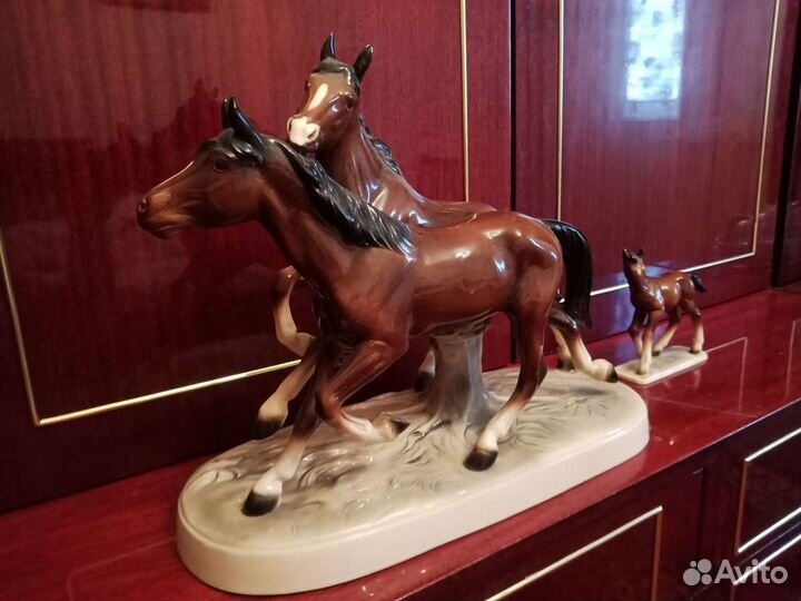 Фарфор.Бегущие кони и жеребенок Германия Hertwig