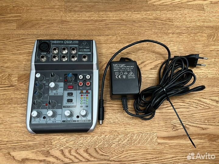 Микшерный пульт Behringer Xenyx Q802USB