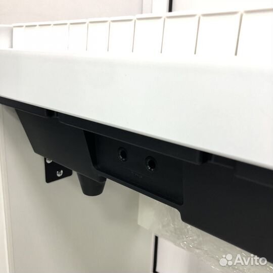 Новое цифровое фортепиано в белом цвете