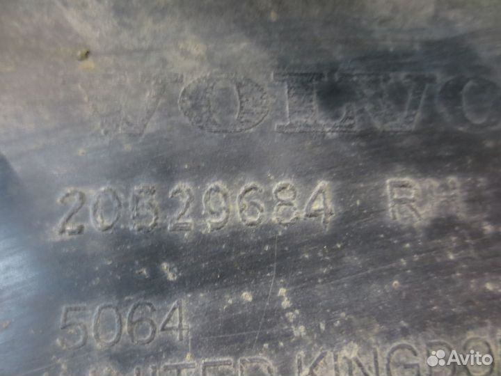 Накладка крыла правая Volvo 20529684