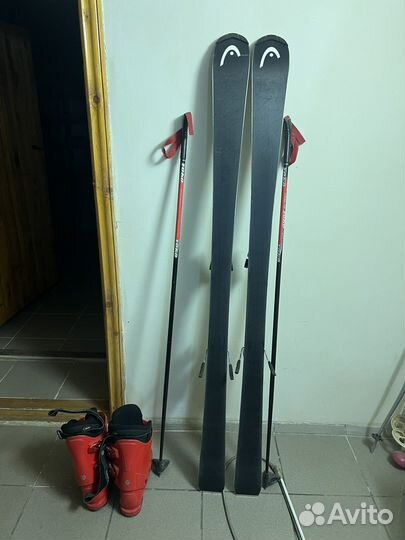 Горные лыжи и ботинки с палками